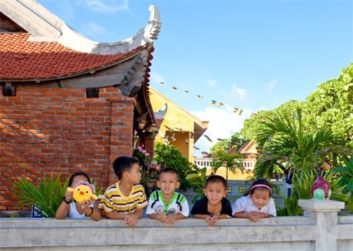 Trẻ em được chăm lo, vui chơi, học hành trên đảo Sinh Tồn
